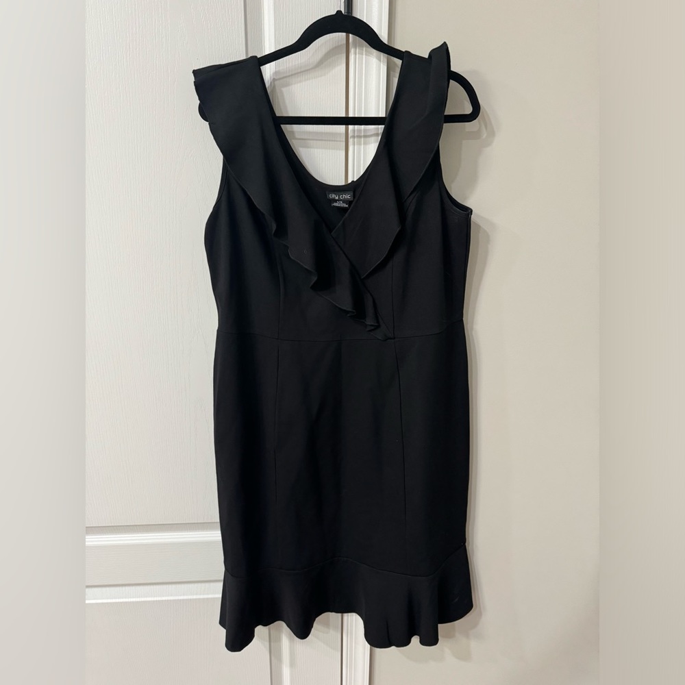 City chic black knee length dress